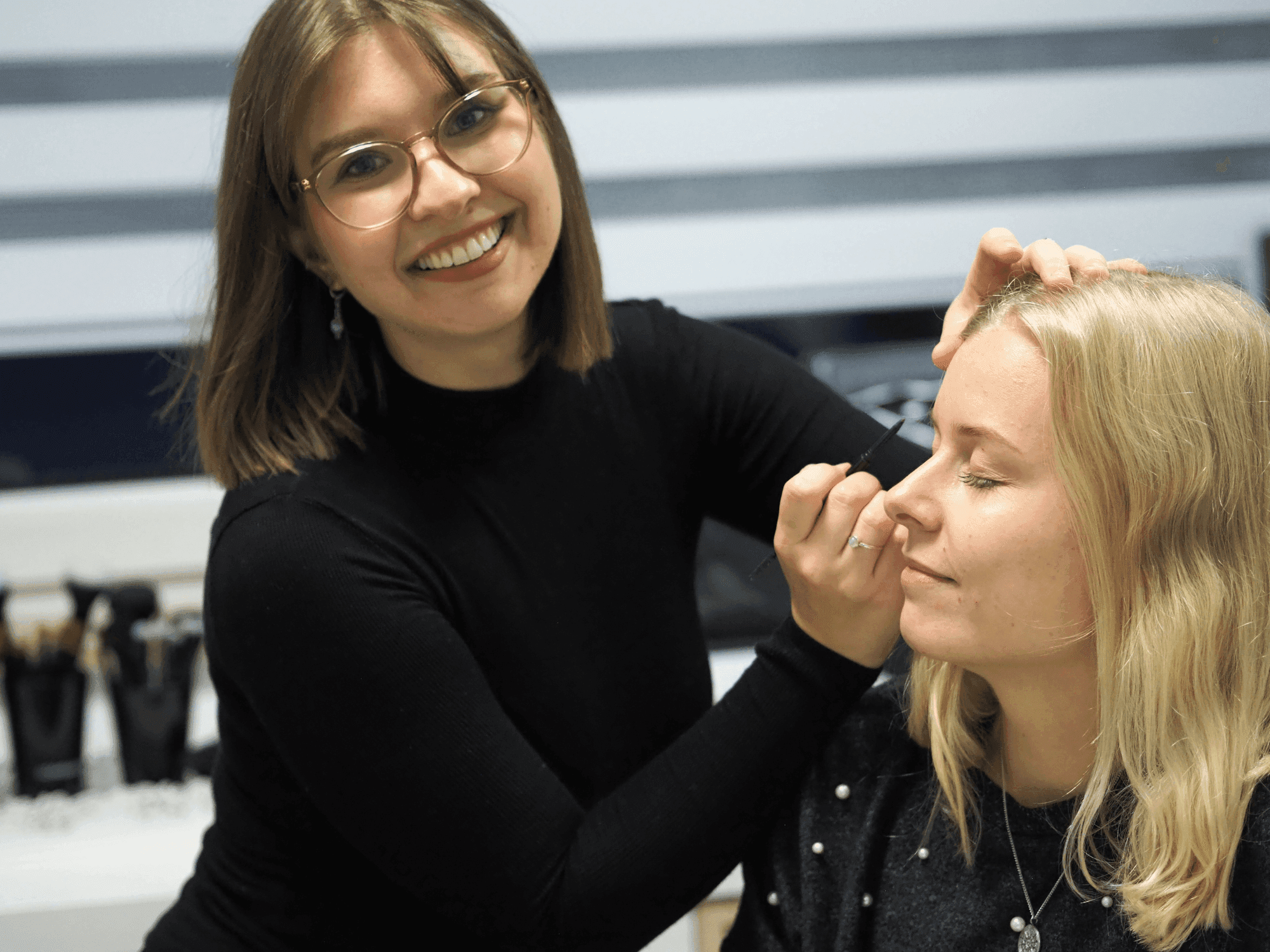 Katharina Walker bei der Make-up Beratung